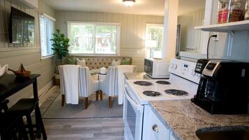 Fridge, oven, stovetop, coffee/tea maker