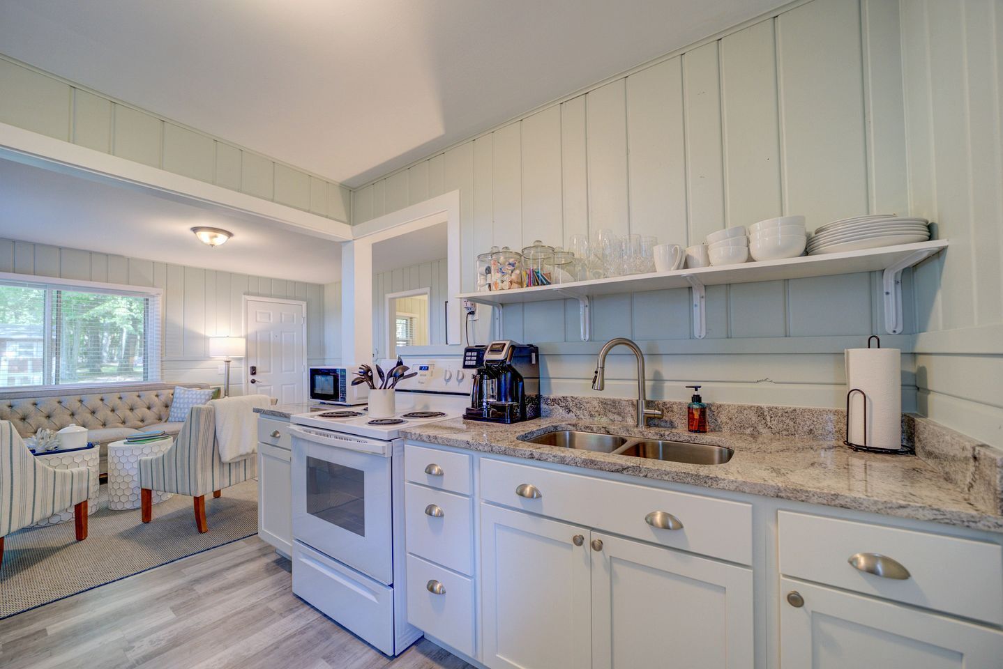 Coffee/tea maker, fridge, oven, stovetop