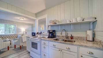 Coffee/tea maker, fridge, oven, stovetop