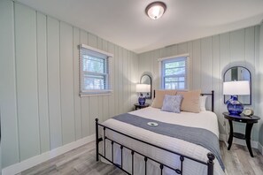 Room - Family Friendly Cabin Rental in Muskegon for Relaxing Getaways to Lake Michigan (Muskegon)