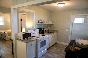 Coffee/tea maker, fridge, oven, stovetop