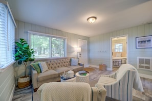 Living area - Family Friendly Cabin Rental in Muskegon for Relaxing Getaways to Lake Michigan (Muskegon)
