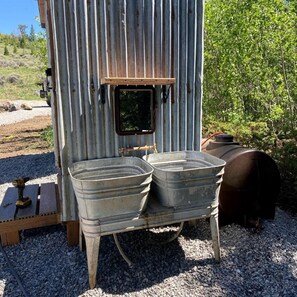 Property grounds - Rustic Eco-Friendly Cabin in Ennis, Montana - Amazing Glamping Adventure near Virginia City (Ennis)