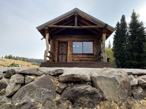 Trapper's Cabin on Firetower Ranch in Ennis, MT