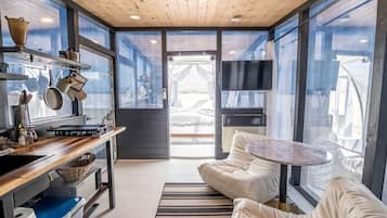 10 bedrooms, WiFi, bed sheets