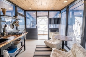 10 bedrooms, WiFi, bed sheets