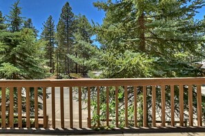 A wooden deck with a view of a forested area. - Fantastic Wooden Cabin with Barbecue in Big Bear Lake, California (Big Bear Lake)