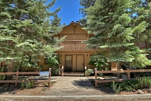 A lodge with a wooden facade, a front porch, and a clear sky. - Fantastic Wooden Cabin with Barbecue in Big Bear Lake, California (Big Bear Lake)