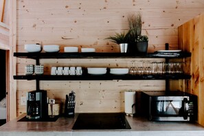 Cafetera y tetera, refrigerador, microondas y horno 