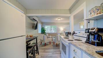 Coffee/tea maker, fridge, oven, stovetop