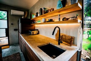 Kylskåp, mikrovågsugn, diskmaskin och vattenkokare