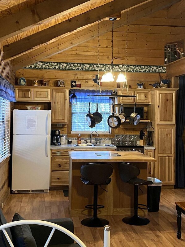 Refrigerador, microondas, parrilla de estufa y cafetera y tetera 