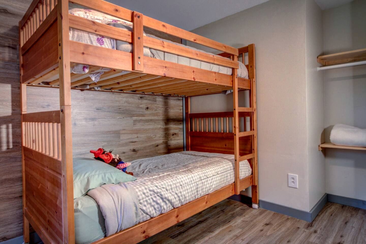 4 bedrooms, desk, WiFi, bed sheets