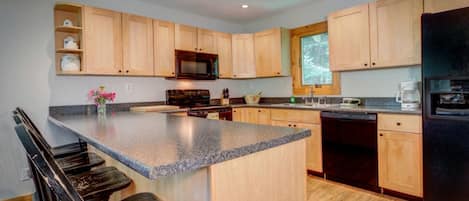 Coffee/tea maker, fridge, microwave, oven