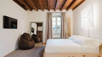 1 camera, una scrivania, Wi-Fi gratuito