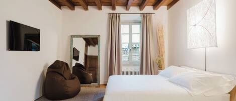 1 camera, una scrivania, Wi-Fi gratuito