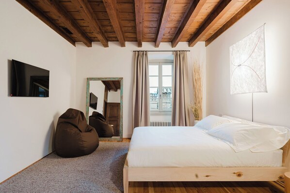 1 camera, una scrivania, Wi-Fi gratuito