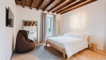 1 camera, una scrivania, Wi-Fi gratuito