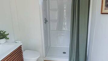 Serviettes fournies, savon, shampooing, papier de toilette
