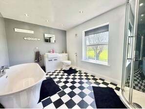 House, 5 Bedrooms, Accessible, Garden View | Bathroom - The Old Police House (Louth)