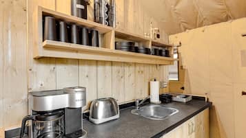 Kylskåp, mikrovågsugn, kaffe- och tebryggare och brödrost