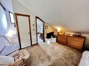 2 bedrooms, desk, iron/ironing board, WiFi