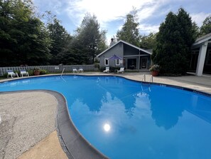 Pool - Spectacular Cottage with Swimming Pool and Foosball in Stratton, Vermont (Stratton)