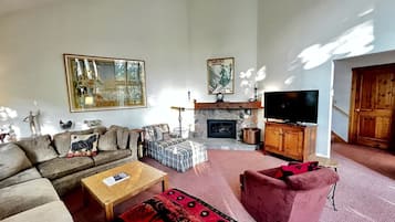 Una televisión, una chimenea, una mesa de tenis de mesa