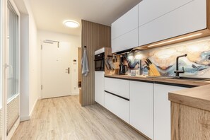 Fridge, oven, stovetop, dishwasher