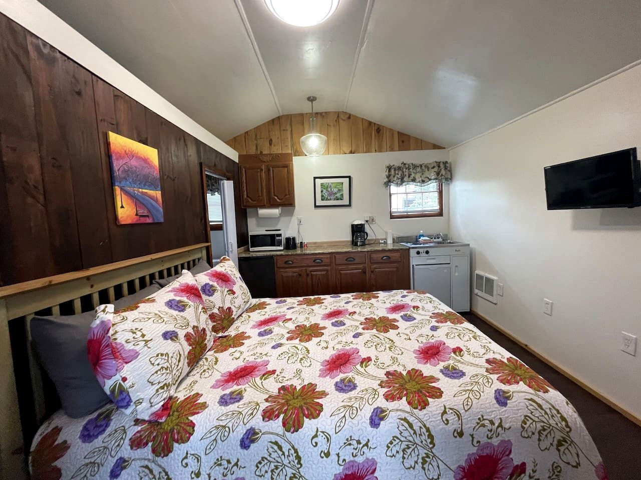 1 bedroom, desk, WiFi, bed sheets