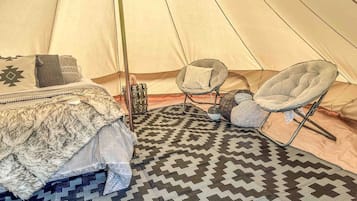 1 habitación, escritorio, tabla de planchar con plancha y cuna de viaje