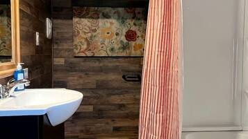 Jetted tub, hair dryer, soap, shampoo