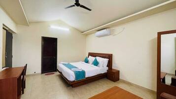 Desk, laptop workspace, free WiFi, bed sheets