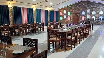 Desayuno continental diario (INR 500 por persona)