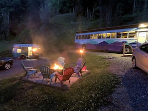 Property grounds - Stunning Converted Bus for a Fantastic Getaway near Bryson City, North Carolina (Bryson City)