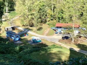 Property grounds - Stunning Converted Bus for a Fantastic Getaway near Bryson City, North Carolina (Bryson City)