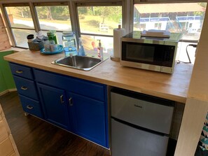 Private kitchen - Stunning Converted Bus for a Fantastic Getaway near Bryson City, North Carolina (Bryson City)