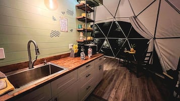 Kühlschrank, Mikrowelle, Wasserkocher mit Kaffee-/Teezubehör, Toaster