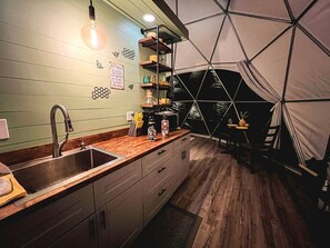 ثلاجة، ميكروويف، ماكينة لصنع القهوة/الشاي، محمصة خبز