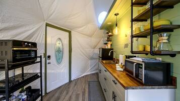 Kühlschrank, Mikrowelle, Wasserkocher mit Kaffee-/Teezubehör, Toaster