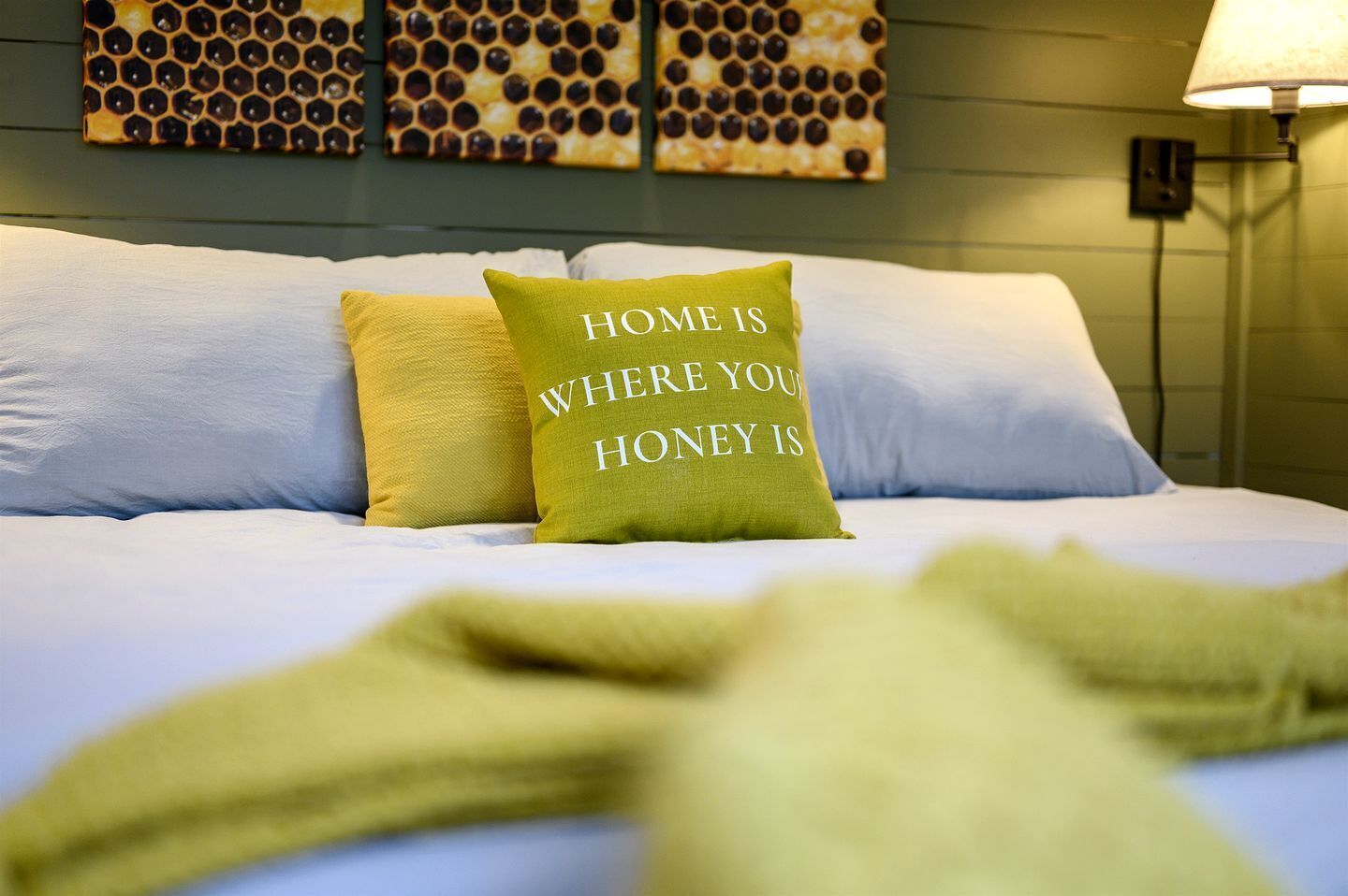 1 bedroom, desk, WiFi, bed sheets