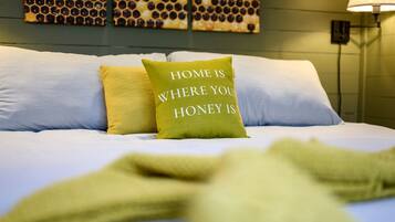 1 bedroom, desk, WiFi, bed sheets
