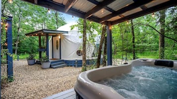 Outdoor spa tub