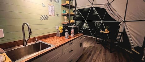 Coffee/tea maker, fridge, microwave, oven