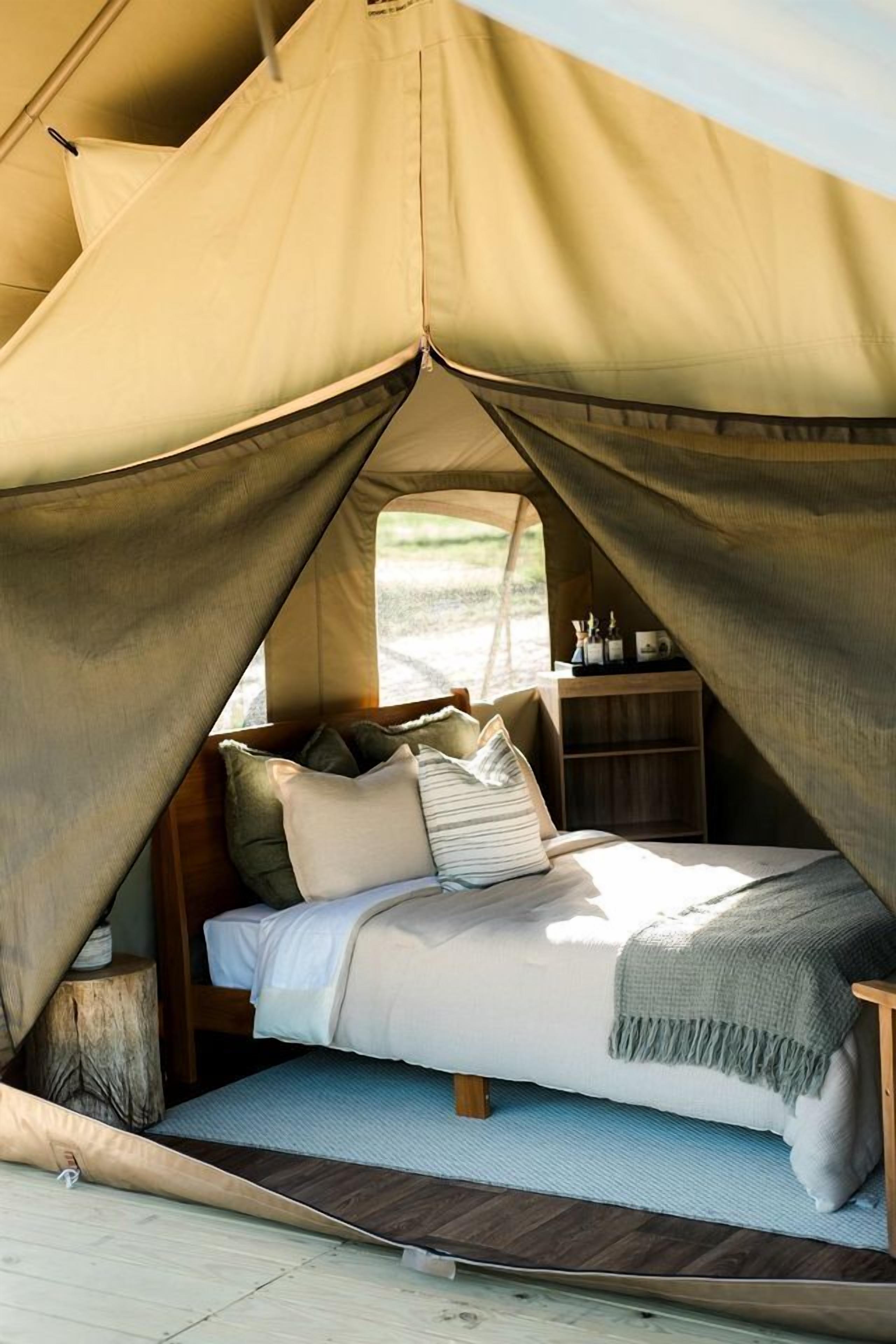 1 bedroom, desk, bed sheets