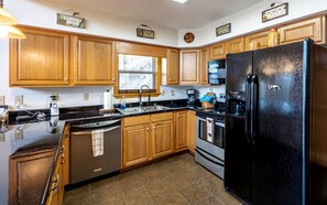 Private kitchen - Cabin Rental for Amazing Family Holidays with Private Deck on Lake Nantahala, North Carolina (Topton)