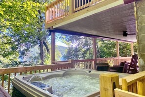 Outdoor spa tub - Cabin Rental for Amazing Family Holidays with Private Deck on Lake Nantahala, North Carolina (Topton)