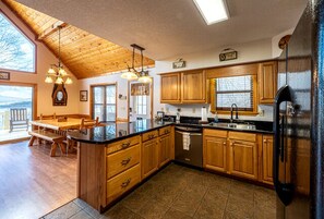 Private kitchen - Cabin Rental for Amazing Family Holidays with Private Deck on Lake Nantahala, North Carolina (Topton)