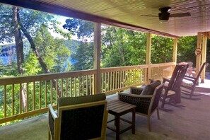 Terrace/patio - Cabin Rental for Amazing Family Holidays with Private Deck on Lake Nantahala, North Carolina (Topton)