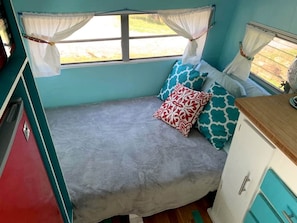 Room - Cute Vintage Caravan on a Wonderful Glampground near Bryson City, North Carolina (Bryson City)
